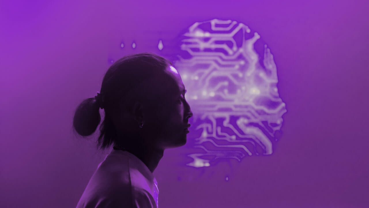 AI-модерируемые интервью масштабируют qualitative research, сохраняя живых участников в центре
